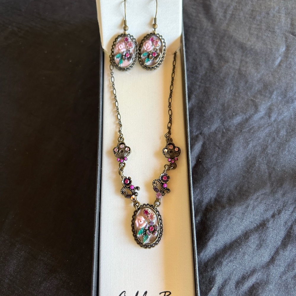 Absolutely beautiful necklace with matching earrings